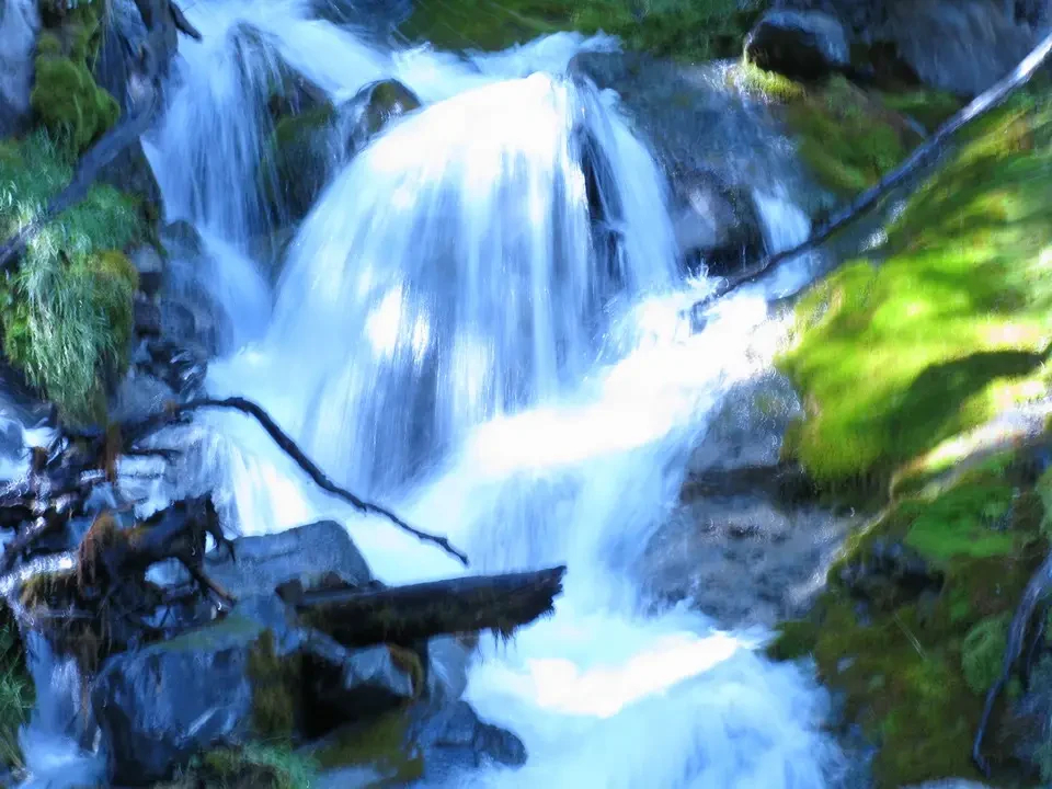 Una cascata bionda scorre su rocce verdi in Patagonia.