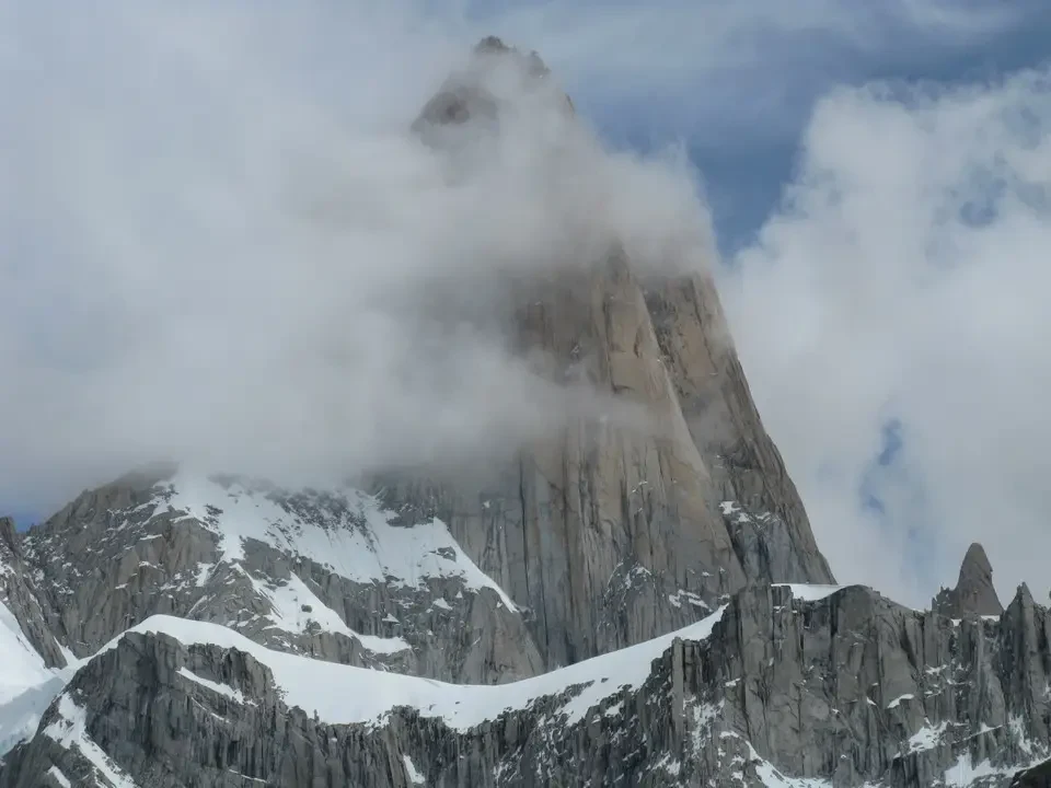 Una montagna imponente è avvolta da nuvole in Patagonia.