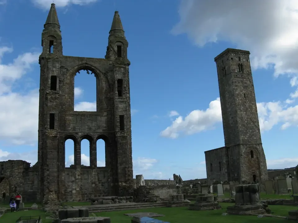 Cattedrale di St Andrews e torre medievale in Scozia.
