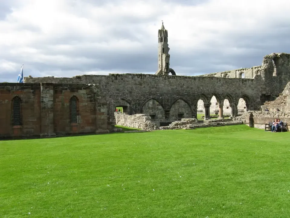 La cattedrale di St Andrews è visibile su un prato verde in Scozia.