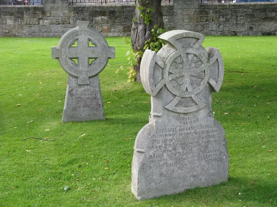 Facciata della cattedrale di St Andrews in Scozia con pietra e vegetazione circostante.