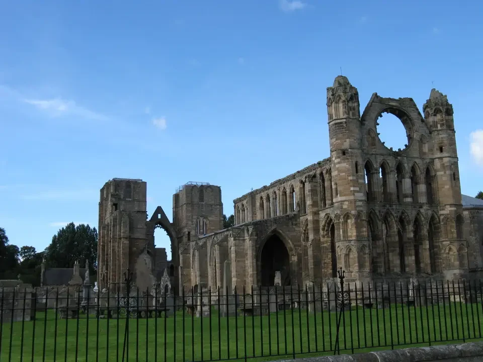 Vista esterna della Cattedrale di Elgin in Scozia con rovine visibili.
