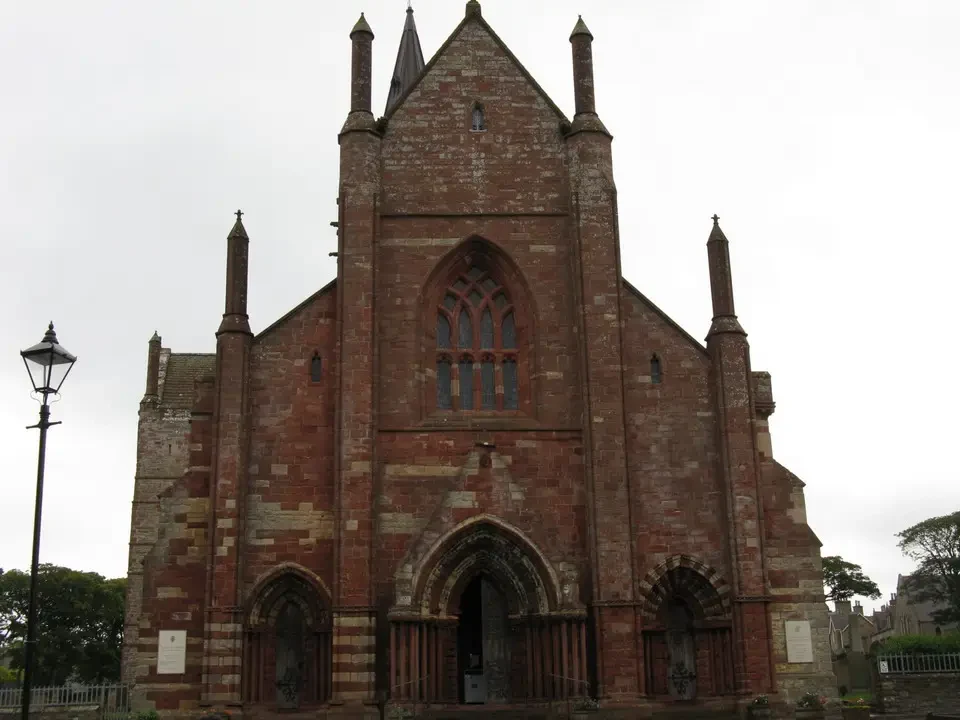Facciata della Cattedrale di Orcadi a Kirkwall in Scozia.
