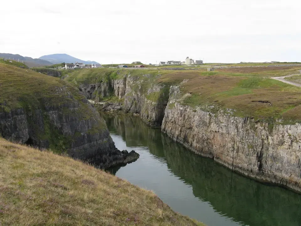 Un fiume scorre attraverso una gola rocciosa in Scozia.