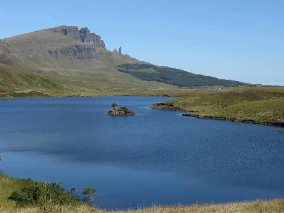 Paesaggio panoramico dell'Isola di Skye con il Old Man of Storr in lontananza.