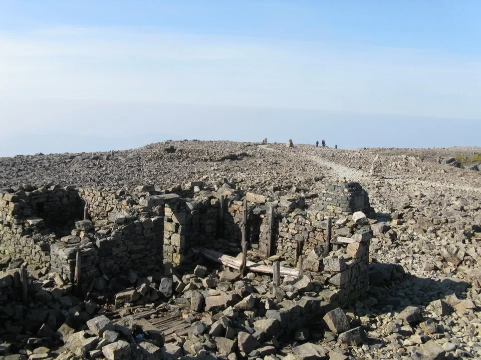 Rovine di pietra su un paesaggio aperto in Scozia.