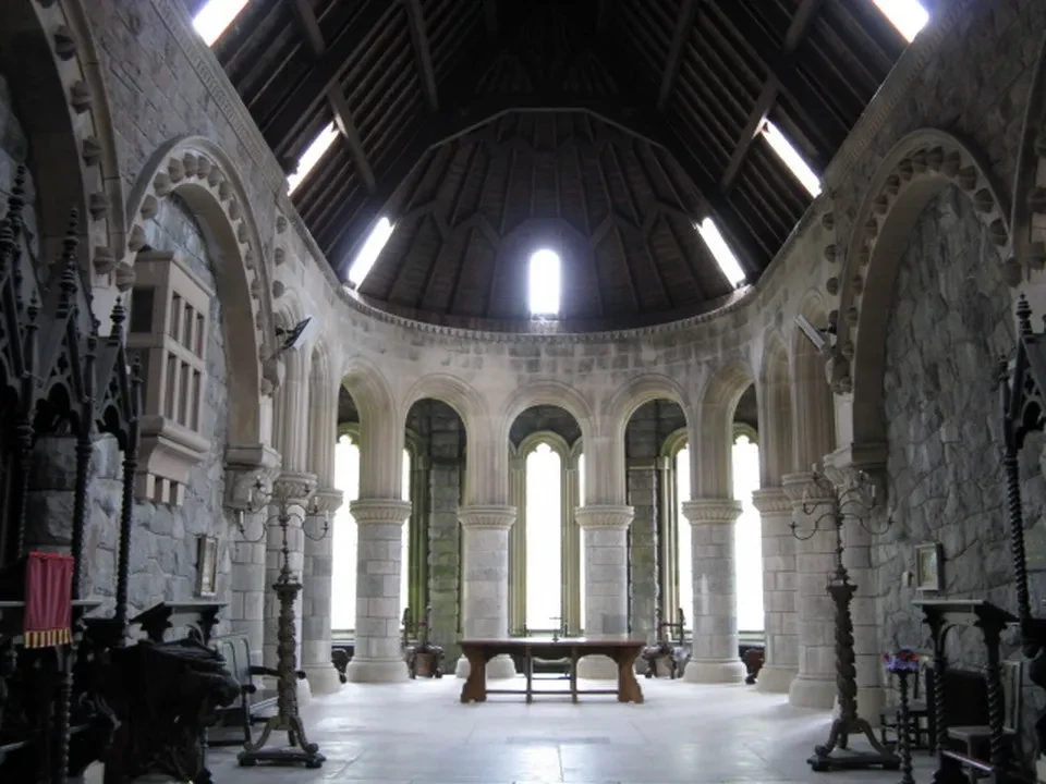 Interno di una chiesa gotica con volte a crociera e colonne in pietra chiara.