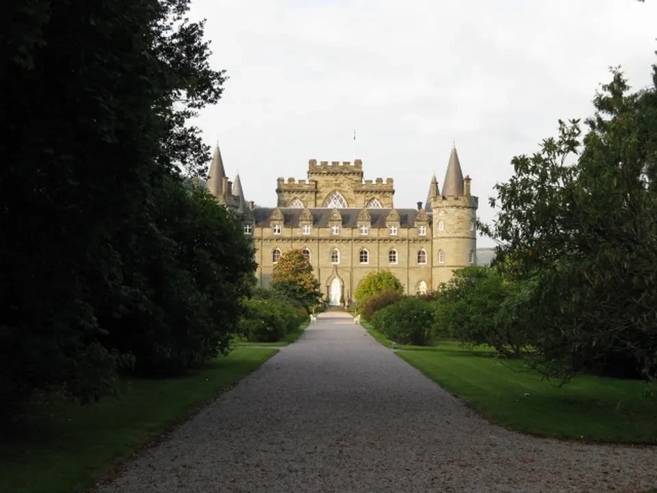 Castello di Inveraray in Scozia visto lungo un viale alberato.