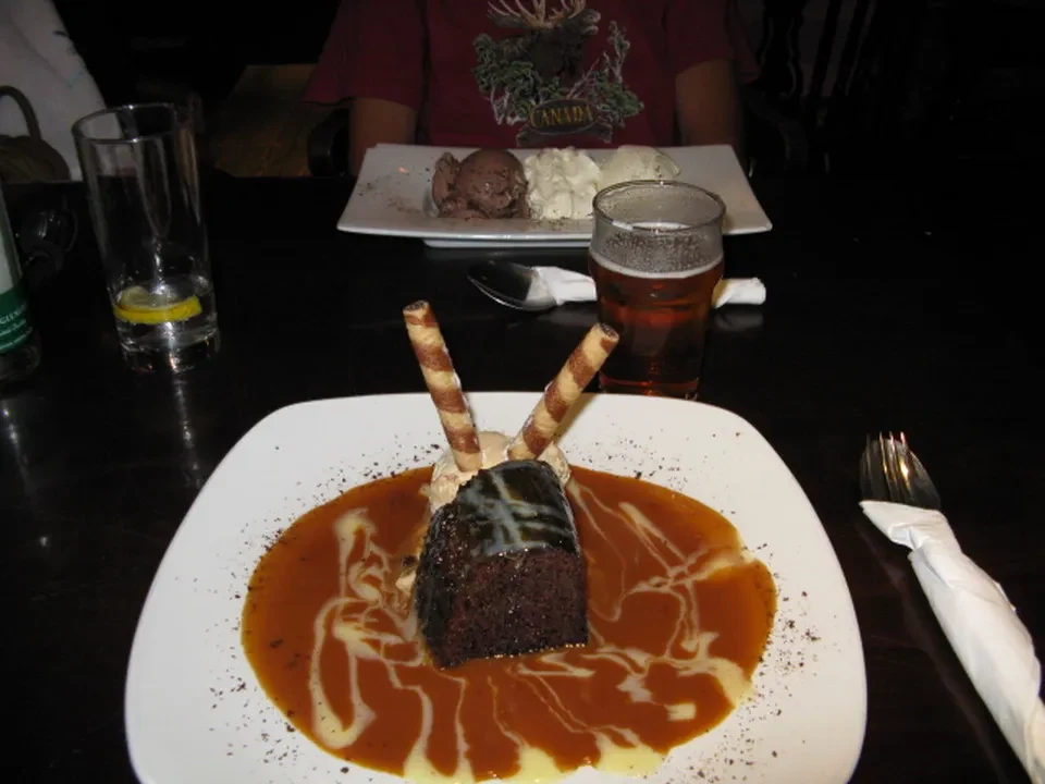 Un piatto di dessert con cioccolato e bastoncini di zucchero è presentato in un ambiente scozzese.