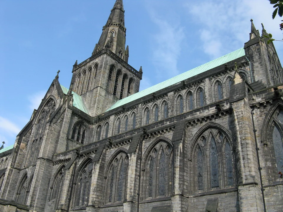 Vista esterna della Cattedrale di Glasgow in Scozia sotto il cielo azzurro.