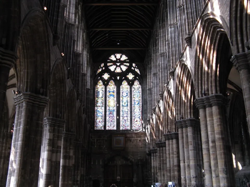 Interno della cattedrale di Glasgow con colonne gotiche e vetrate colorate.
