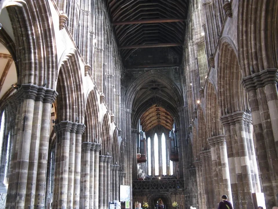 Interni della maestosa cattedrale di Glasgow con le sue colonne gotiche alte.