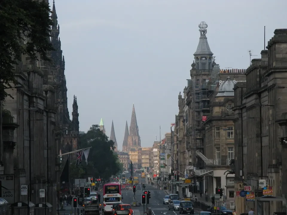Una vista ampia della strada con edifici storici in Scozia.