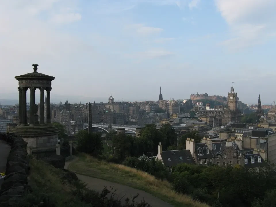 Panorama della città di Edimburgo dalla collina.
