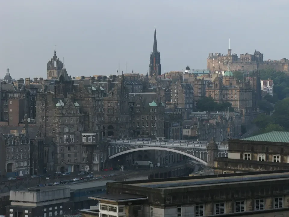 Vista panoramica degli edifici storici del centro di Edimburgo lungo il fiume.
