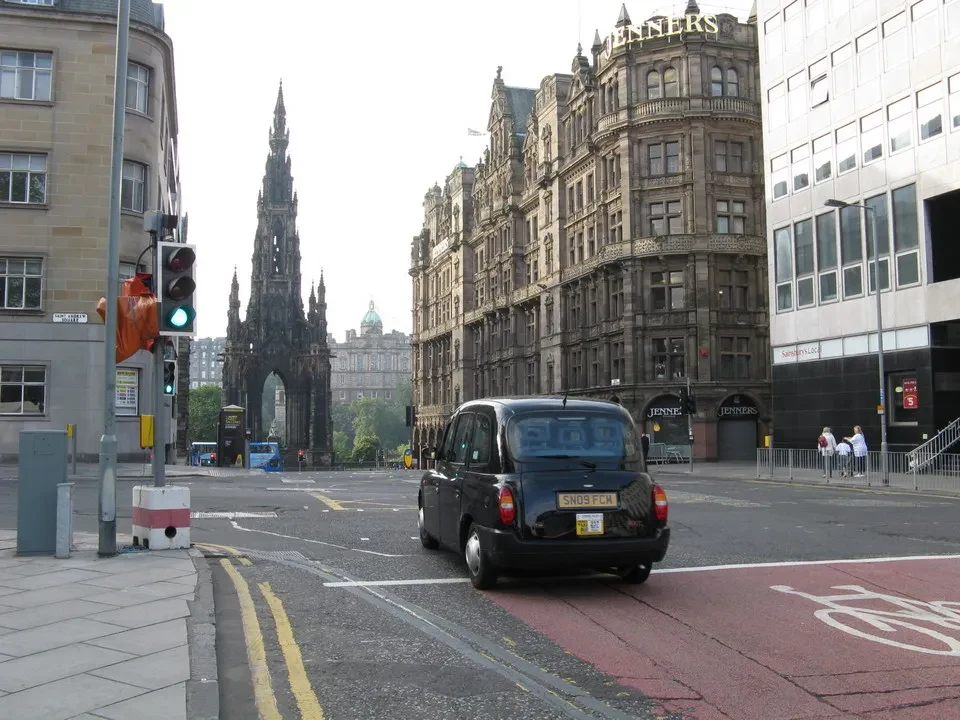 Una vista di una strada cittadina con edifici storici in Scozia.