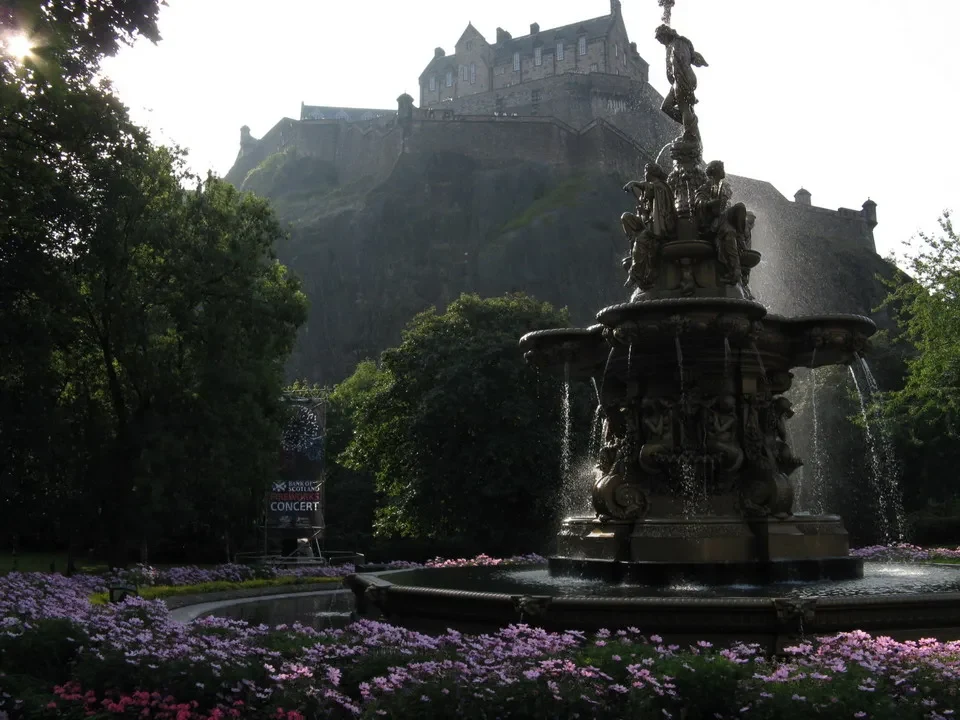 Castello di Edinburgh visibile attraverso il paesaggio verde e fiorito.