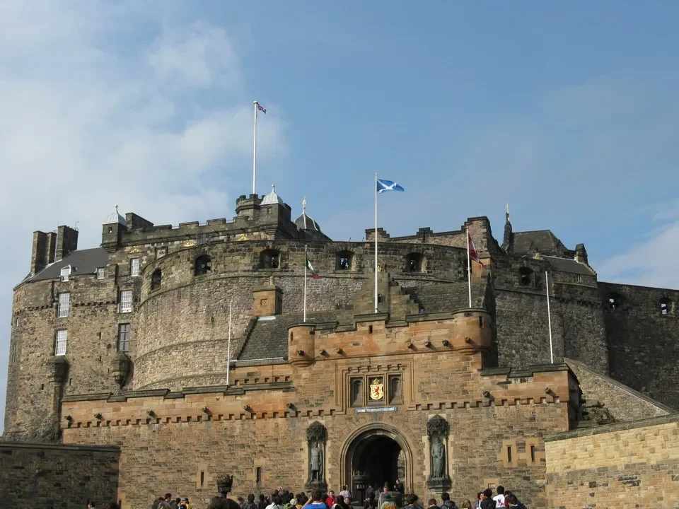 Castello di Edimburgo in Scozia con un cielo azzurro.