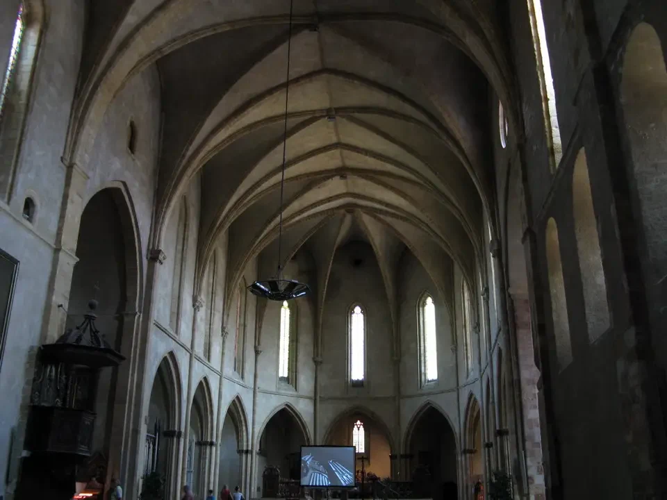 Interno della chiesa di San Volusien nei Pirenei.