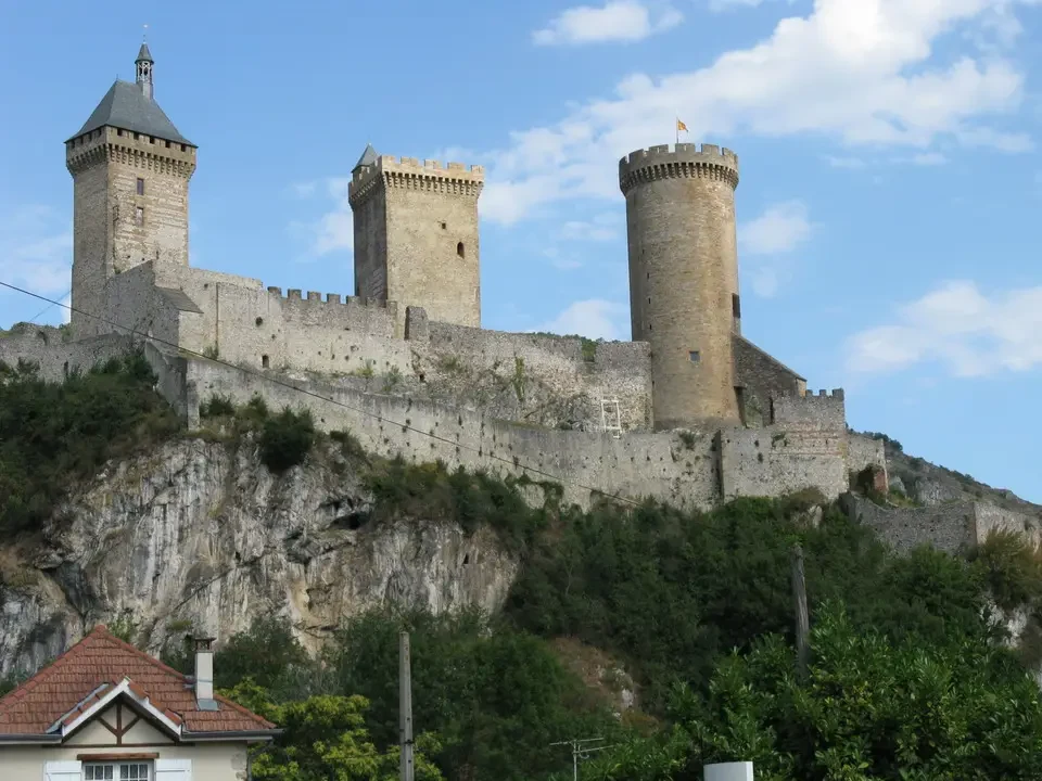 Castello medievale situato su una scogliera rocciosa nei Pirenei.