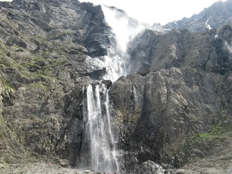 Cascata imponente nelle montagne dei Pirenei.