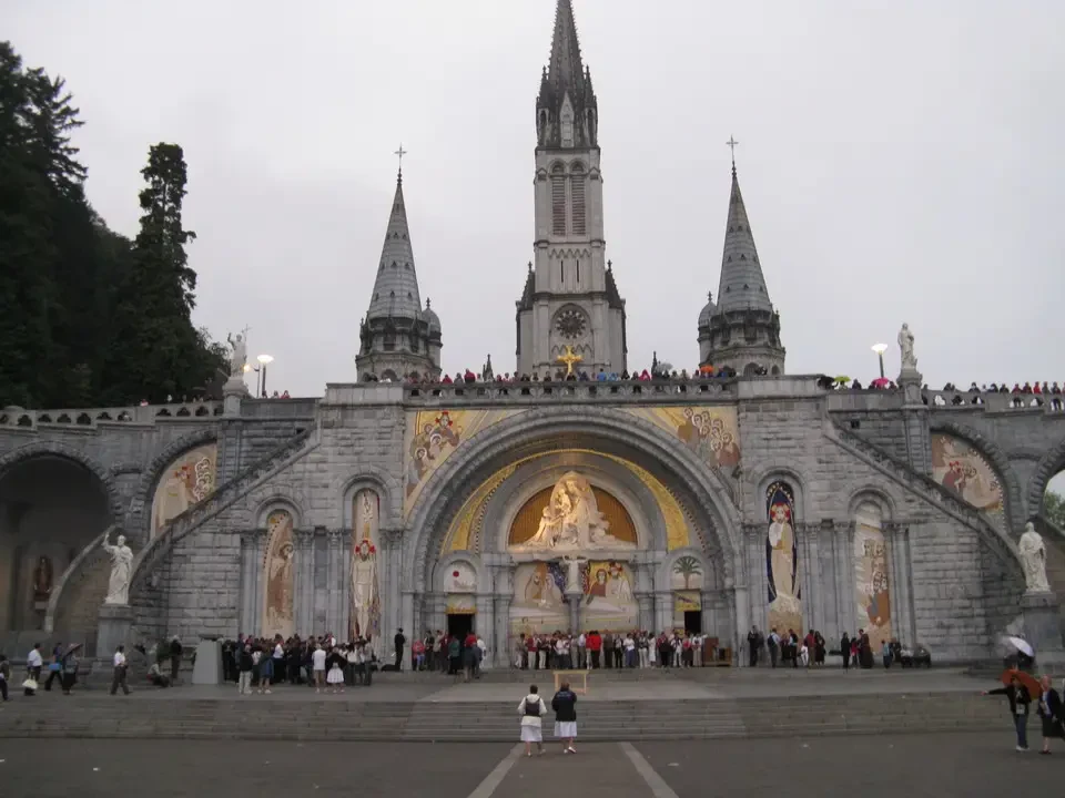 Facciata imponente di un complesso religioso con torri elaborate.