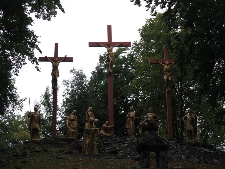 Croci di Cristo e statue su un'altura nel Pirenei.