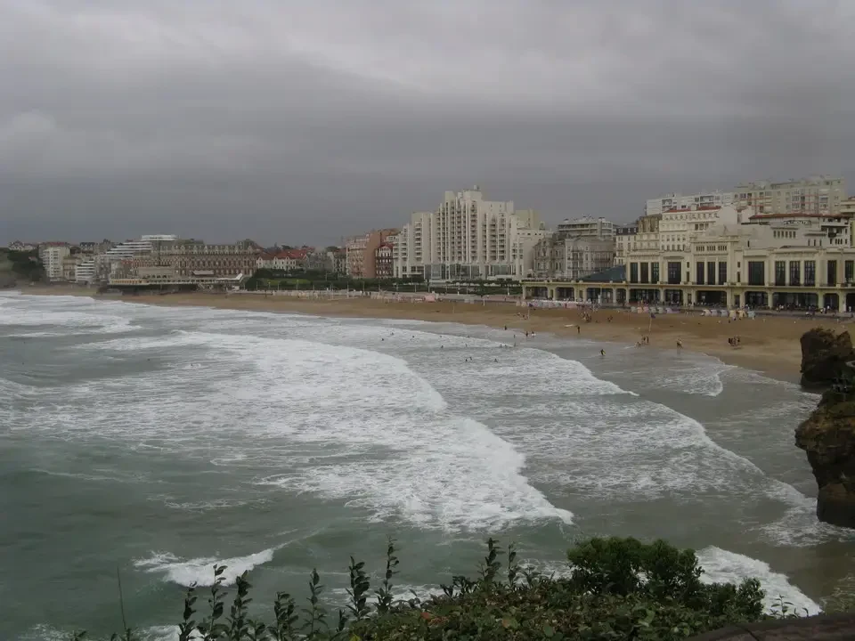 Una vista panoramica della spiaggia costiera con onde che si infrangono sulla riva.