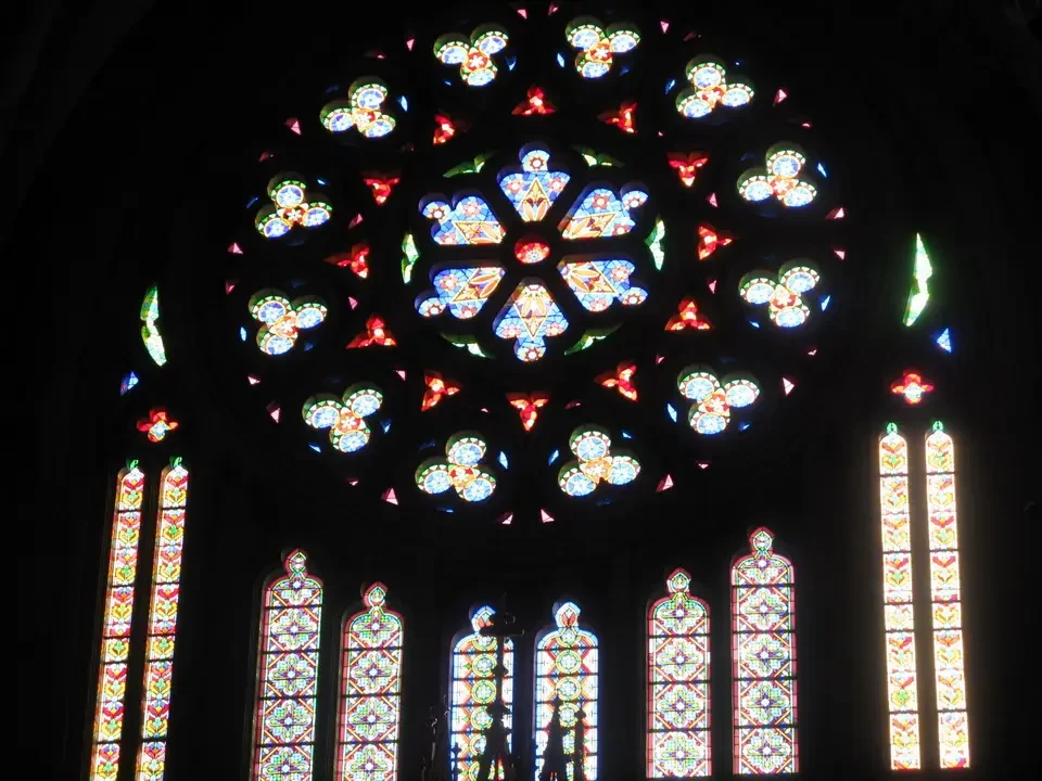 Vetrate colorate la facciata di una cattedrale nei Pirenei.