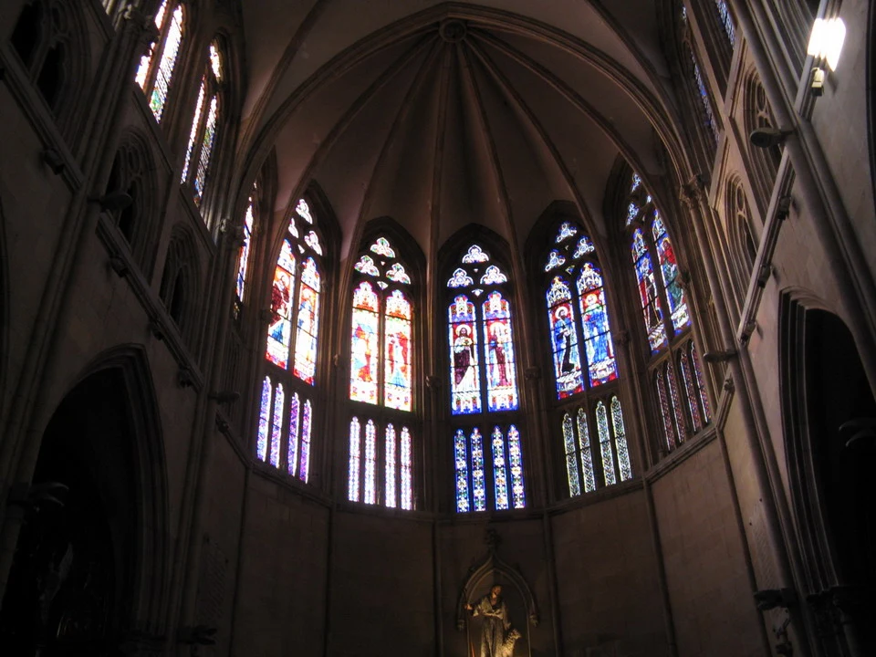 Interni della cattedrale di San Sebastián con vetrate colorate.