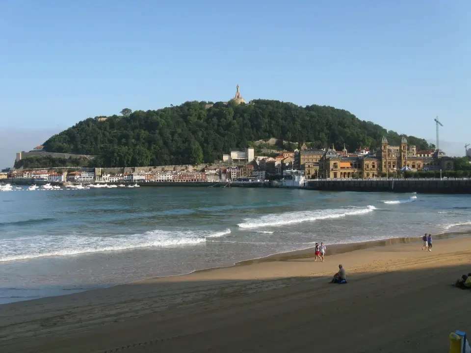 Vista panoramica della città di San Sebastián con la Baia de la Concha e le Isole Basque.