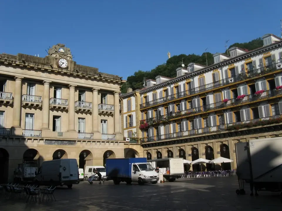 Vista della Plaza de la Constitución a San Sebastián nei Pirenei.