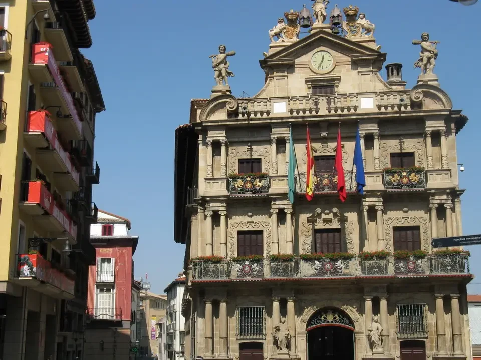 Facciata di un edificio storico in stile barocco in una città dei Pirenei.