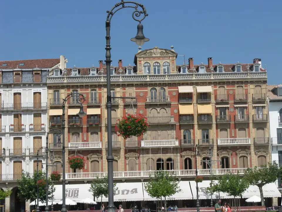Vista della Plaza del Castillo a Pamplona nei Pirenei.