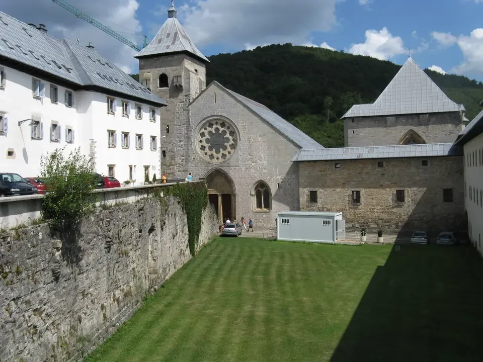 Vista panoramica di un castello e delle colline dei Pirenei.