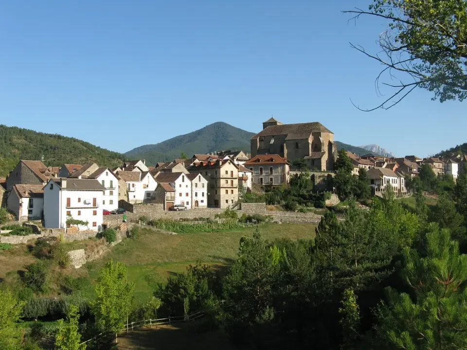 Paesaggio pittoresco di un villaggio incastonato tra le montagne dei Pirenei.