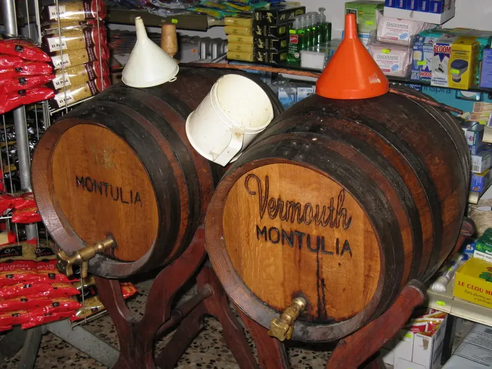 Barili di legno con etichette in legno sono esposti in un negozio.