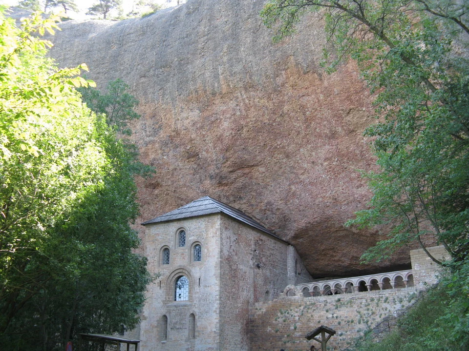 Vista del santuario di San Juan de la Pena incastonato nella roccia dei Pirenei.