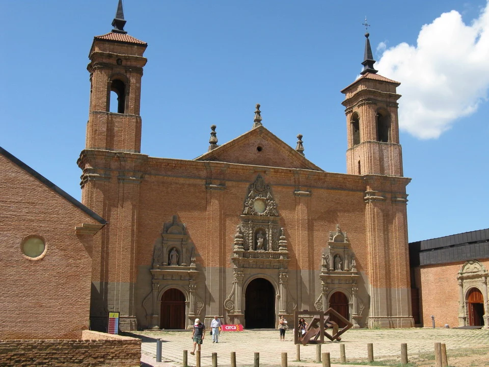 Vista esterna del santuario di San Juan de la Pena nei Pirenei.