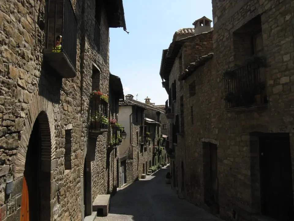 Una strada stretta e pedonale tra edifici in pietra nel Pirenei.
