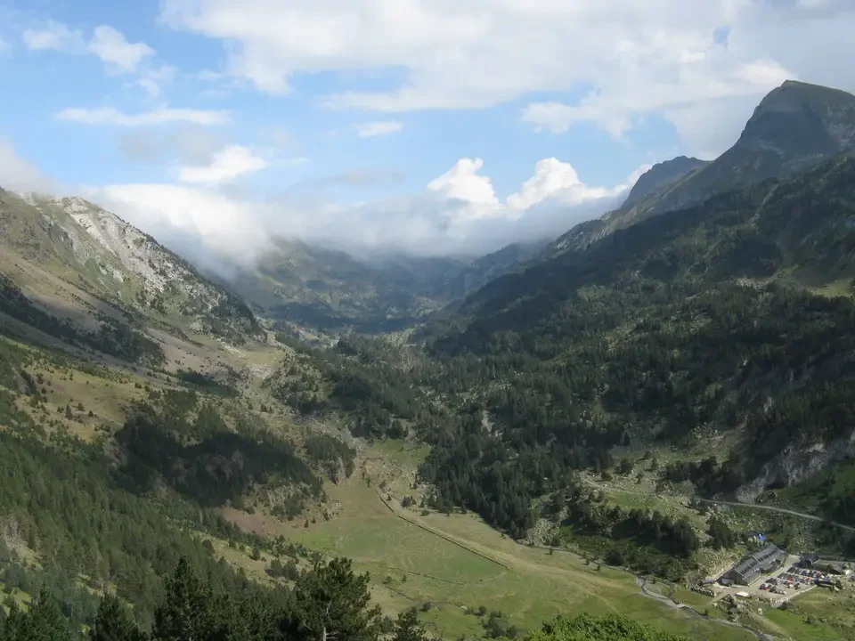 Paesaggio montano nelle Alpi con valli nebbiose.