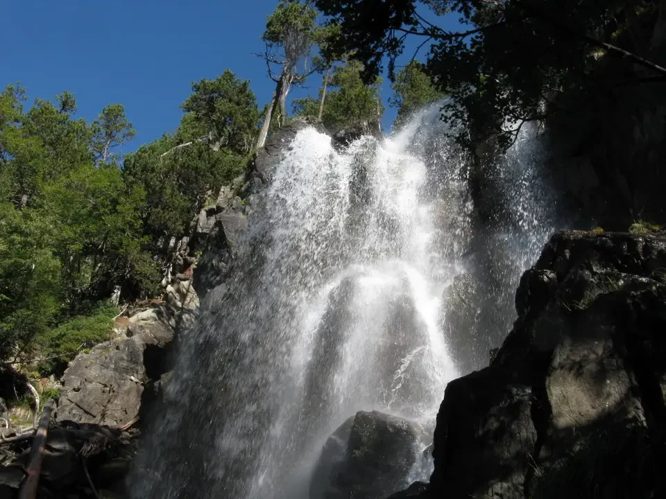 Una cascata d'acqua scende su rocce nel Parco Nazionale dei Pirenei.