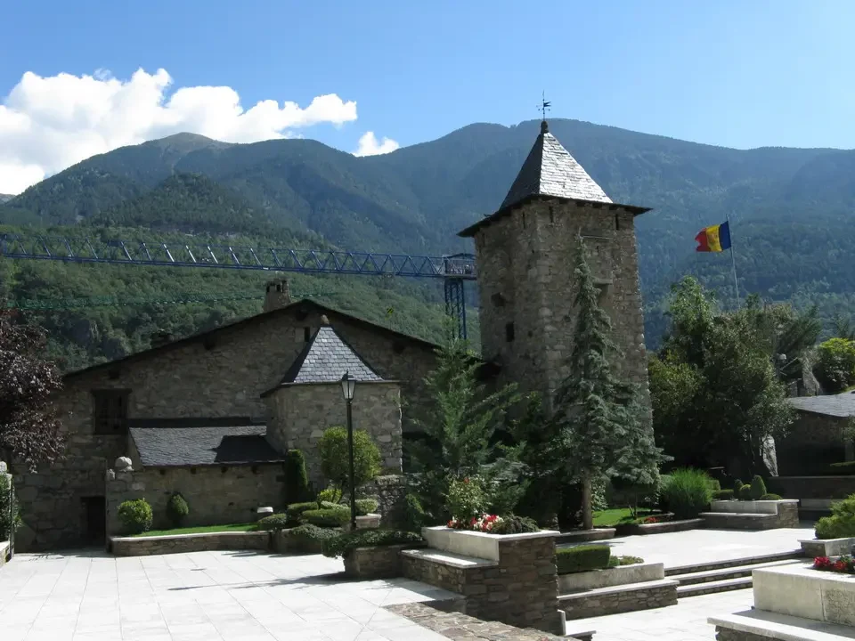 Vista panoramica di un borgo alpino con montagne sullo sfondo.
