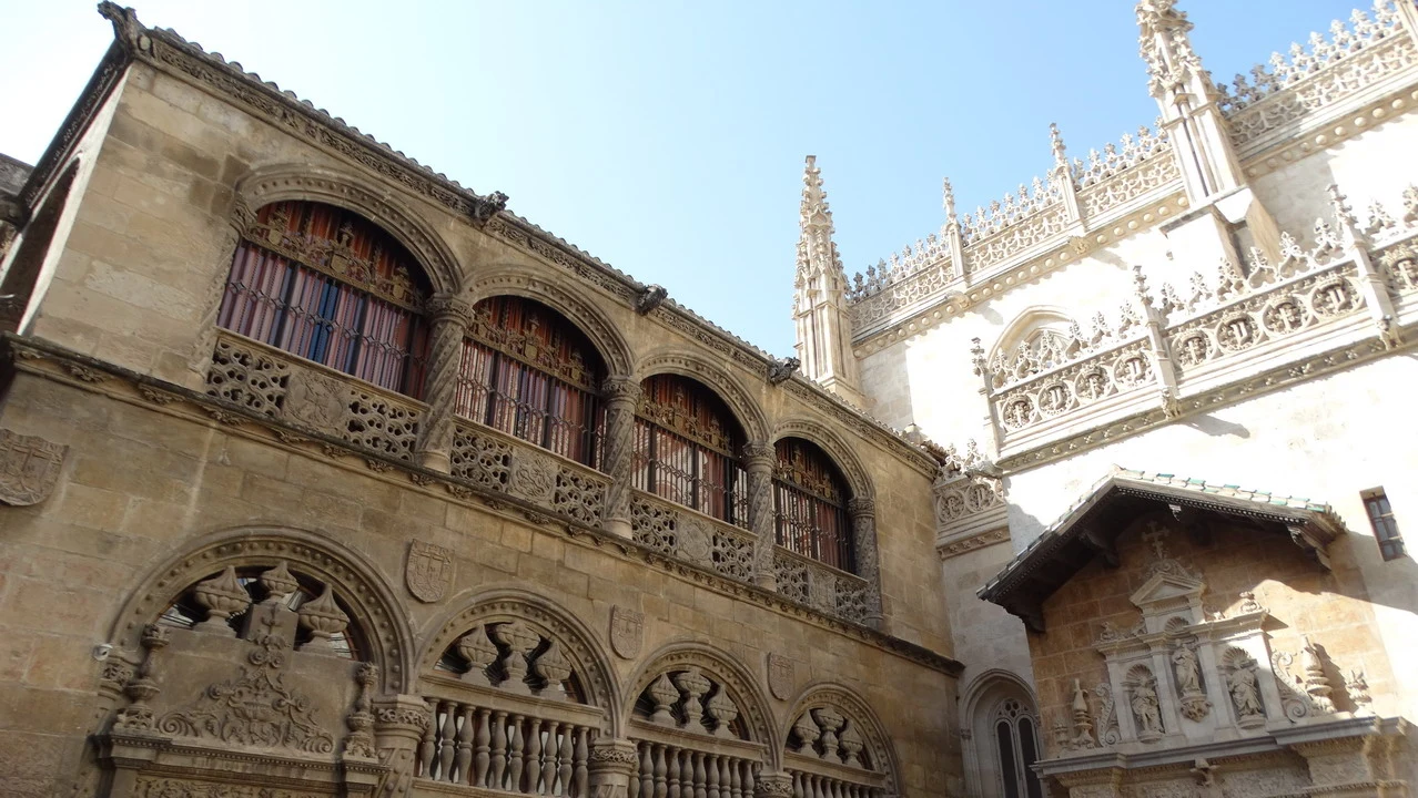 Facciata di un edificio storico in stile moresco con dettagli decorativi.