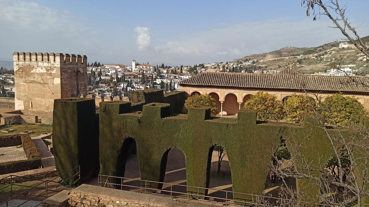 Vista panoramica di un complesso storico in stile almohade con vista sul paesaggio andaluso.