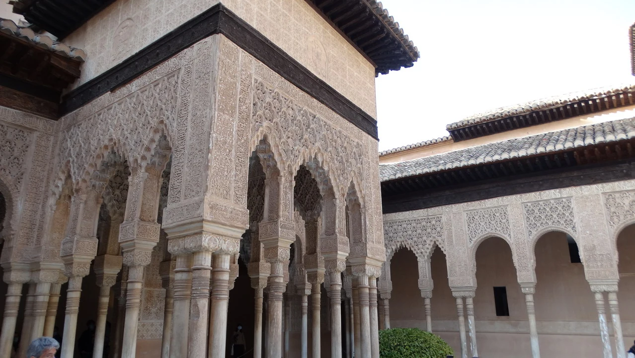 Cortile interno con archi decorati in stile moresco.