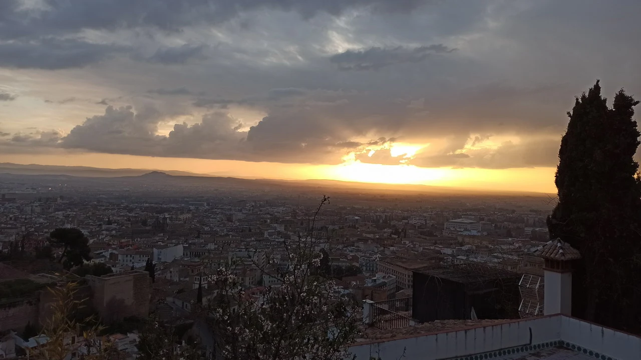 Panorama urbano al tramonto sopra un paesaggio andaluso o algarvio.