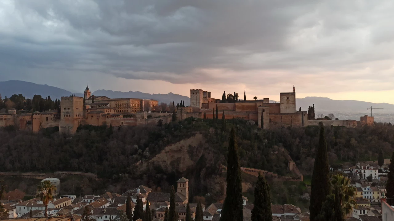 Vista panoramica di un castello e della città in Andalusia al tramonto.