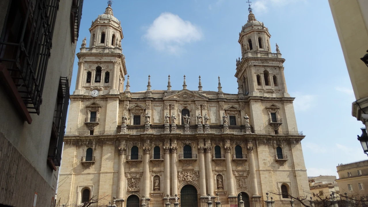 Facciata di una grande chiesa in stile barocco in Andalusia o Algarve.