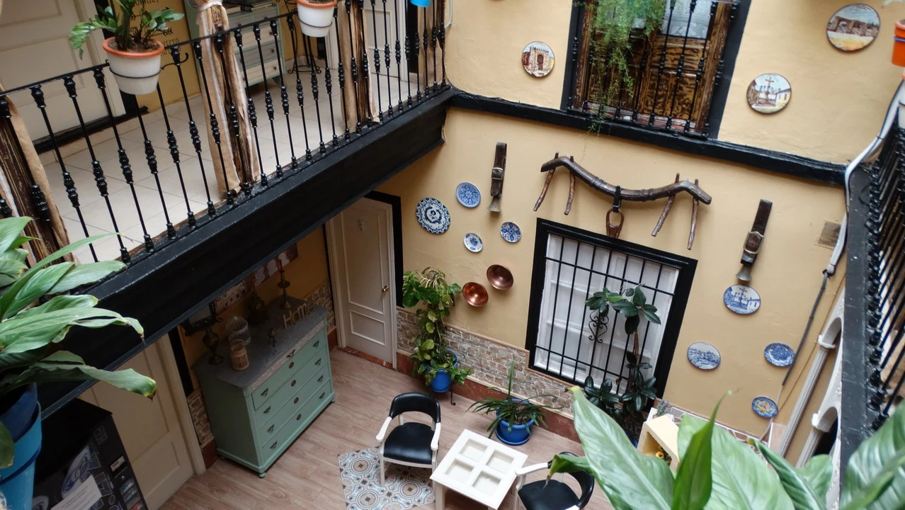 Un balcone con decorazioni colorate in stile andaluso e portoghese.